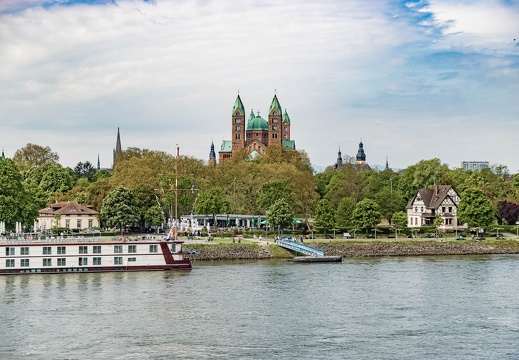 Speyerer Dom vom Rhein aus gesehen