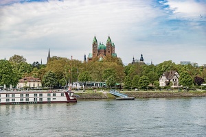 Speyerer Dom vom Rhein aus gesehen