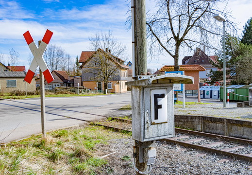 Bahnübergang mit Streckenfernsprecher