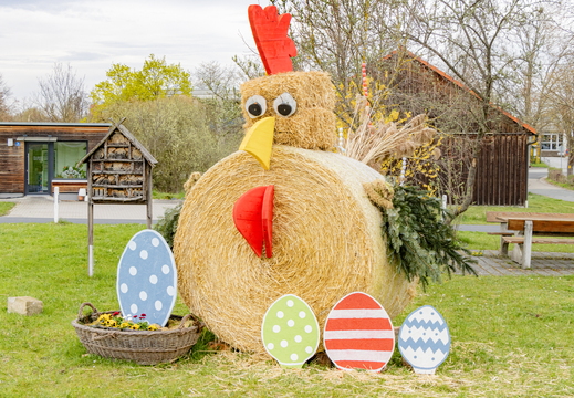 österliche Strohballenfigur